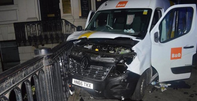 Imagen de la furgoneta utilizada por los terroristas en el ataque en el puente de Londres. /EFE