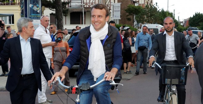 El presidente francés Emmanuel Macron monta en bici en Le Touquet, Francia, este sábado. REUTERS/Philippe Wojazer