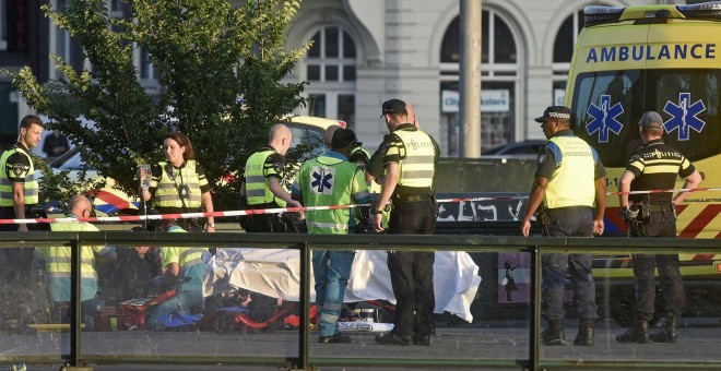 Policías investigan el atropello producido en los alrededores de la estación de metro de Ámsterdam Central. EFE/Evert Elzinga