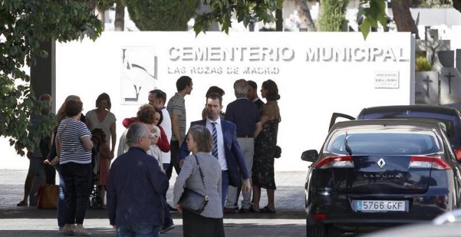 Familiares del español Ignacio Echeverría llegan al tanatorio de Las Rozas. EFE/Javier López