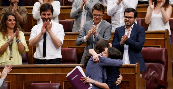 El líder de Unidos Podemos, Pablo Iglesias, abraza a Irene Montero después de intervenir en el debate de moción de censura. REUTERS/Juan Medina