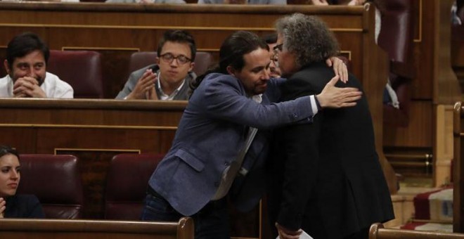 El líder de Podemos, Pablo Iglesias (i), felicita al portavoz de ERC, Joan Tardà (d), tras su intervención esta tarde en el debate. /EFE
