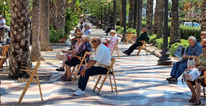 Pensionistas en la Explanada de Alicante. AFP