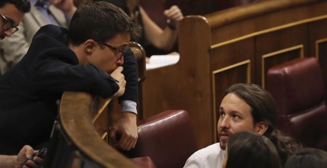 El diputado de Podemos Íñigo Errejón, conversa con el líder de Podemos, Pablo Iglesias. - EFE