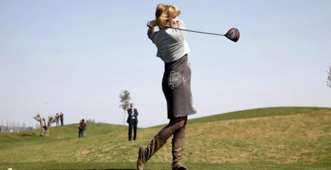 Esperanza Aguirre golpea una bola en la inauguración del campo de golf de El Encín, en 2011 EFE/Archivo