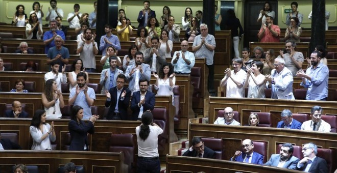 El líder de Podemos, Pablo Iglesias, es apludido por los diputados de su grupo parlamentario, tras la votación en el pleno del Congreso que ha rechazado por 82 votos a favor, 170 en contra y 97 abstenciones la moción de censura que habían presentado contr