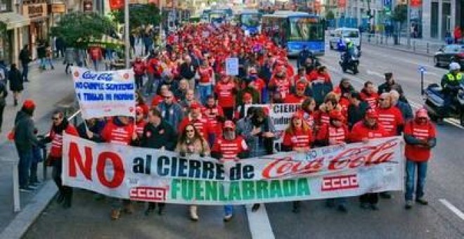 Coca-Cola en lucha durante una manifestación. TWITTER