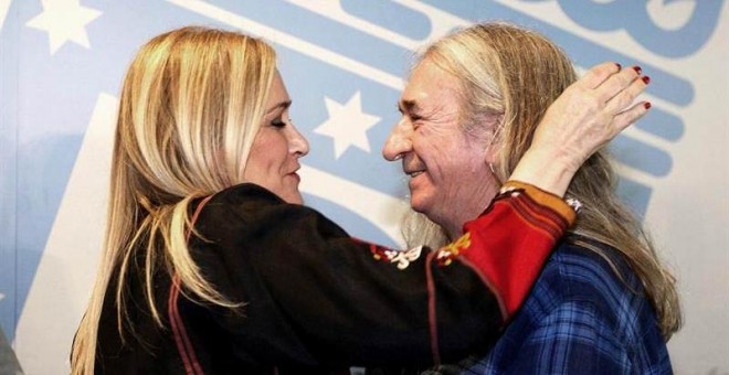 Rosendo recibe la felicitación de la presidenta de Madrid Cristina Cifuentes, etras recibir la medalla de Oro de Madrid hace unas semanas. | EFE