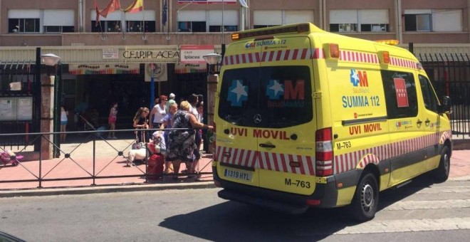 Una UVI móvil del SUMMA, frente al colegio Iplacea de Alcalá de Henares, este miércoles.