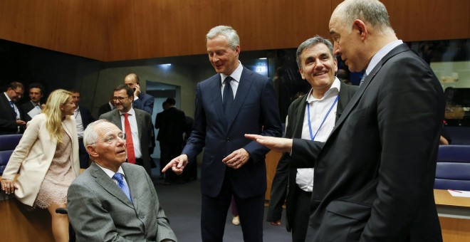 El responsable alemán de Finanzas, Wolfgang Schäuble, el ministro francés de Finanzas, Bruno Le Maire, el ministro griego de Finanzas, Euclides Tsakalotos, y el comisario europeo de Asuntos Económicos, Pierre Moscovici, conversan al inicio de la reunión d