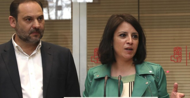 La diputada asturiana Adriana Lastra y el valenciano José Luis Ábalos, que serán la vicesecretaria general y el secretario de Organización del PSOE, respectivamente. EFE/J.J. Guillén