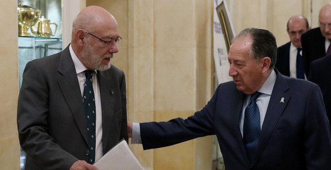 El director del CNI, Félix Sanz Roldán, saluda al fiscal general del Estado, José Manuel Maza, antes de participar  en un desayuno informativo en un hotel de Madrid. EFE/Sergio Barrenechea