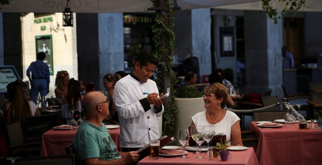 Un camarero toma nota de la orden en una terraza en el centro de Madrid. REUTERS/Susana Vera
