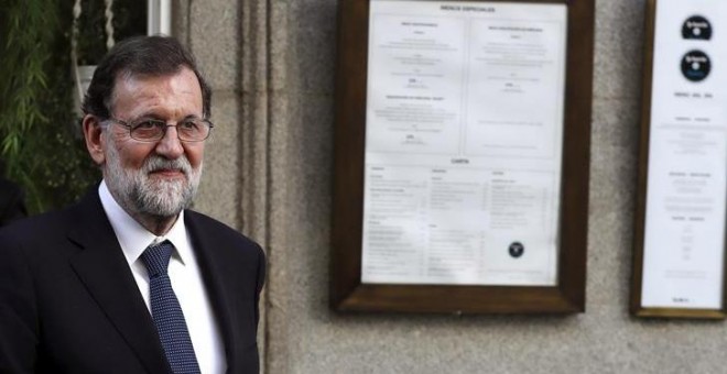 El presidente del Gobierno, Mariano Rajoy, a su salida de un restaurante en las inmediaciones del Congreso, horas después de fracasar en el pleno la moción de censura que presentó el grupo parlamentario Unidos Podemos contra él. EFE/Javier Lizón