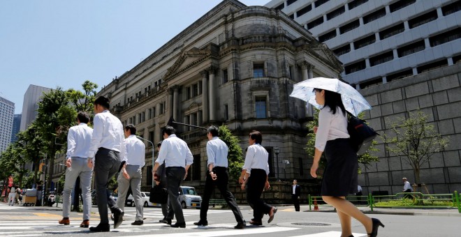 Varias personas cruzan la calle junta a la sede del Banco de Japón (BoJ, según sus siglas en inglés), en Tokio. REUTERS/Toru Hanai