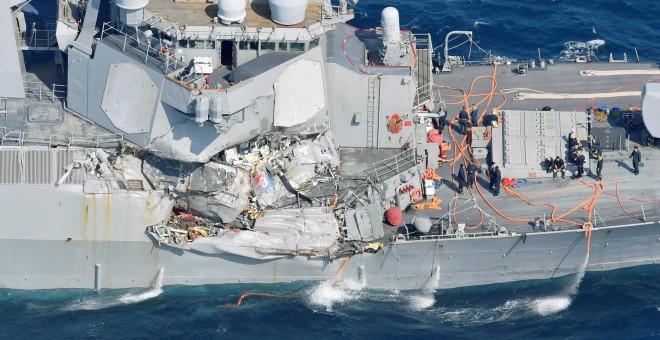 Un lateral del destructor USS Fitzgerald seriamente dañado en el mar de Japón. /REUTERS