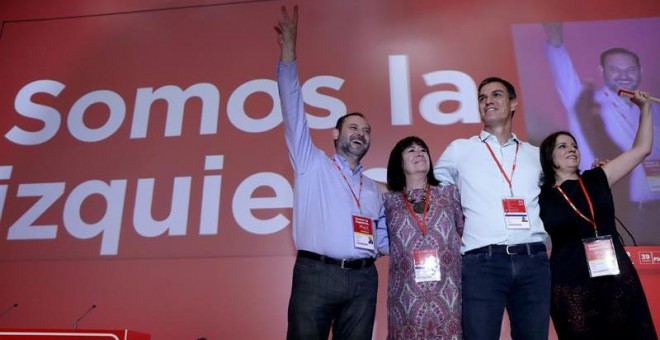 De izquierda a derecha, José Luis Abalos, Cristina Narbona, Pedro Sánchez y Adriana Lastra saludan a los delegados al comienzo del Congreso Federal del PSOE. /EFE