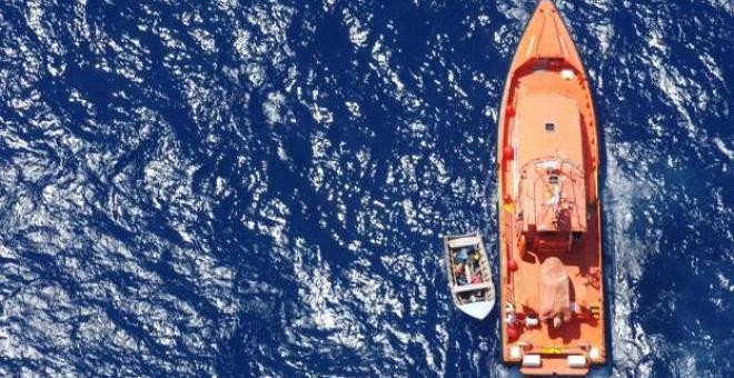 La embarcación Salvamar Mimosa, junto a la patera con los cinco cadáveres a bordo. (Foto: Salvamento Marítimo)