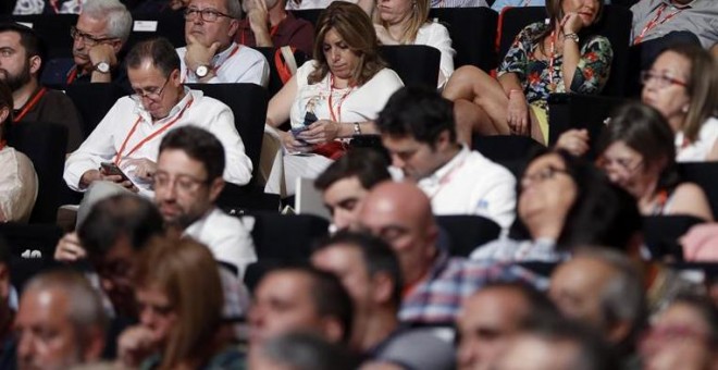 La presidenta de Andalucía, Susana Díaz (c), consulta su móvil durante la inauguración del Congreso Federal del PSOE, esta mañana en Madrid. EFE/Sergio Barrenjechea