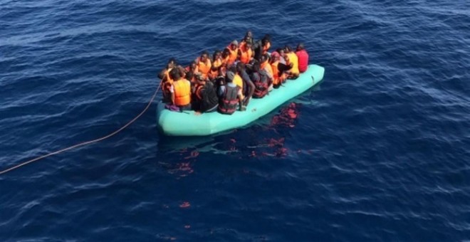 Una de las tres pateras que llegarón el sábado a las costas de Motril, Granada./EUROPA PRESS