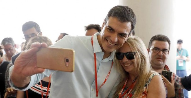 El líder del PSOE, Pedro Sánchez, se hace un autorretrato con una simpatizante tras la inauguración del Congreso Federal del PSOE, esta mañana en Madrid. EFE/Emilio Naranjo