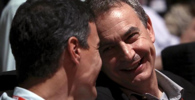 José Luis Rodríguez Zapatero (d), expresidente del Gobierno, habla con Pedro Sánchez (i), líder del PSOE, durante la inauguración del Congreso Federal del PSOE, esta mañana en Madrid. EFE/Sergio Barrenechea