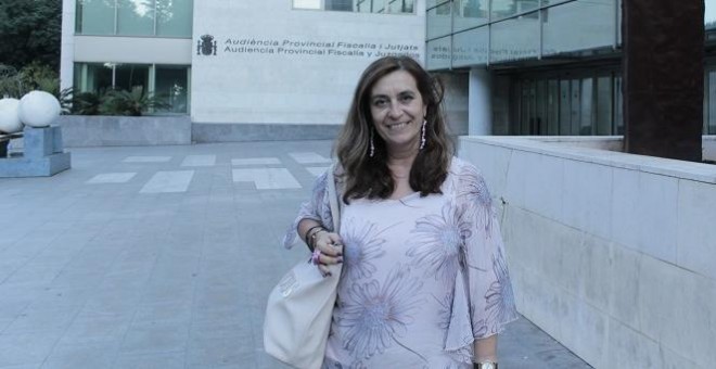 Teresa Gisbert a les portes de la Ciutat de la Justicia