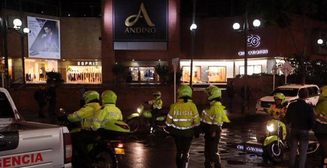 Integrantes de la policía colombiana inspeccionan los alrededores del Centro Comercial Andino tras el atentado. /EFE