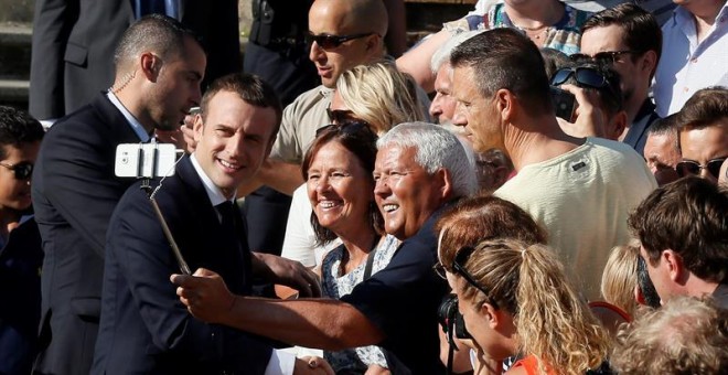 Emmanuel Macron se hace un selfi al llegar a su colegio electoral para votar en la segunda vuelta de las legislativas francesas. /EFE