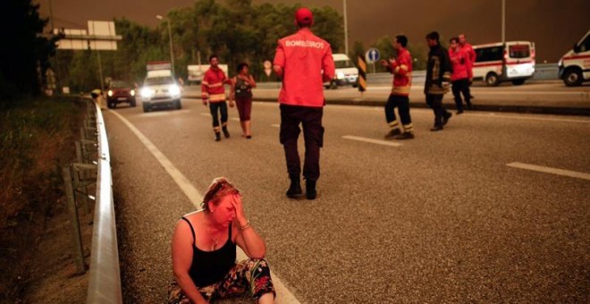 Una mujer llora desconsolada en una carretera en Pedrogao Grande, asolado por un gran incendio. /EFE