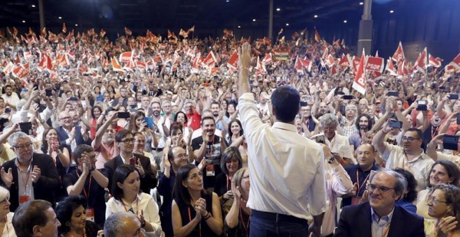 Pedro Sánchez, nuevo secretario general del PSOE, saluda a delegados y simpatizantes durante el acto de clausura del Congreso Federal del partido. /EFE