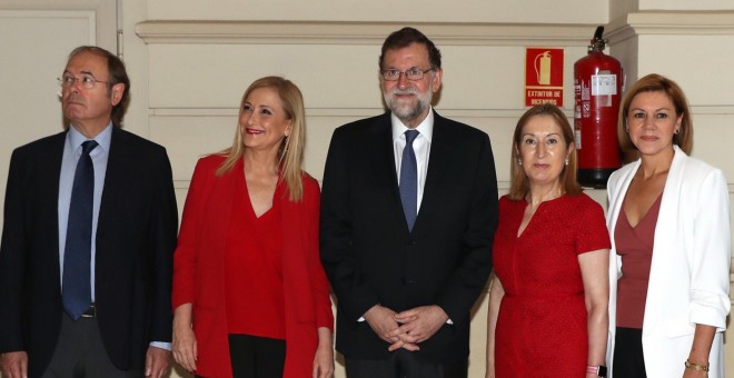 La presidenta de la Comunidad de Madrid, Cristina Cifuentes, acompañada por el presidente del Senado, Pío García Escuero; el presidente del Gobierno, Mariano Rajoy; la presidenta del Congreso, Anas Pastor; y la ministra de Defensa, María Dolores de Cosped