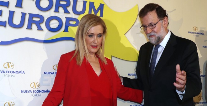 El presidente del Gobierno Mariano Rajoy, y la presidenta de la Comunidad de Madrid, Cristina Cifuentes, poco antes del desayuno informativo en un hotel de Madrid.EFE/JJGuillén