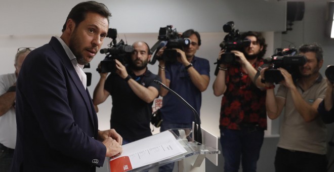 El nuevo portavoz de la ejecutiva del PSOE, Óscar Puente, durante la rueda de prensa posterior a la primera reunión de la Ejecutiva surgida del 39 Congreso Federal. EFE/Emilio Naranjo