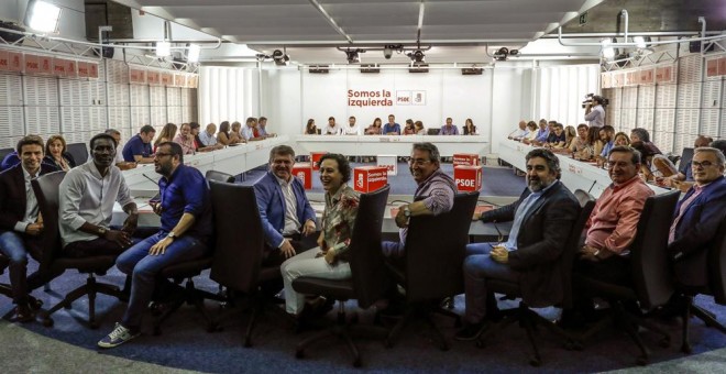 Los integrantes de la nueva Ejecutiva Federal del PSOE elegida en el 39 Congreso del partido de este pasado fin de semana durante la reunión por primera vez en la sede de Ferraz. EFE/Emilio Naranjo