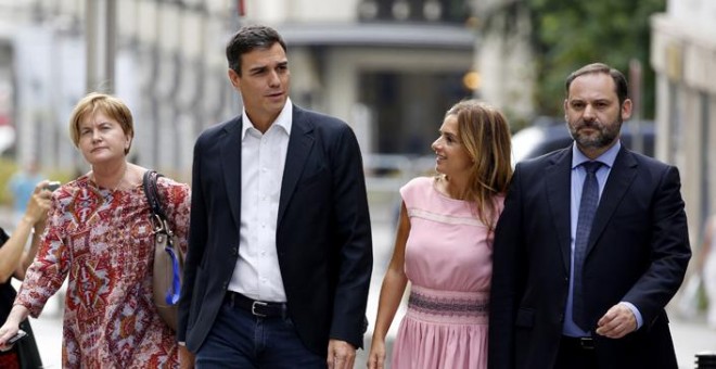 El secretario general del PSOE, Pedro Sánchez, a su llegada esta mañana al Congreso acompañado de varios miembros de su Ejecutiva: Isaura Leal, responsable de Función Pública; Susana Sumelzo, Política Municipal y José Luis Ábalos, Organización. EFE/Sergio