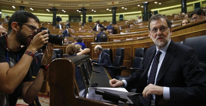 El presidente del Gobierno, Mariano Rajoy, en su escaño poco antes de la sesión de control al Gobierno en el Congreso de los Diputados. EFE/Kiko Huesca