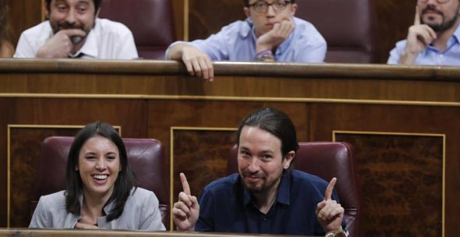 El lider de Podemos, Pablo Iglesias, en el Congreso. Justo detrás de él se puede ver a Alberto Garzón. | JUAN CARLOS HIDALGO (EFE)