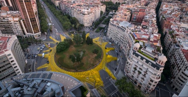 Greenpeace pinta un sol gigante en una plaza de Barcelona por las renovables. GREENPEACE