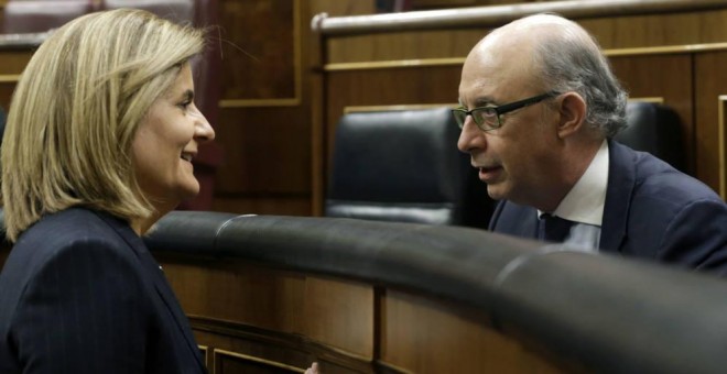 La ministra de Empleo y Seguridad Social, Fátima Báñez (i), conversa con el ministro de Hacienda, Cristóbal Montoro. EFE