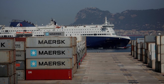 Un ferry pasa junto a los contenedores de la terminal de carga del puerto de Algeciras. REUTERS/Jon Nazca