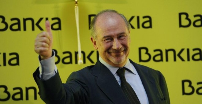 El entonces presidente de Bankia, Rodrigo Rato, levanza el pulgar el día de la salida a bolsa de la entidad financiera, el 20 de julio de 2011. AFP/Pierre-Philippe Marcou