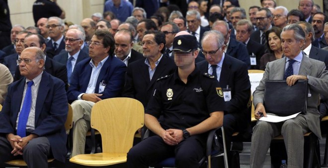 Miguel Blesa, expresidente de Caja Madrid y Rodrigo Rato, de Bankia, y el resto de los acusado en el banquillo en la primera sesión del juicio de las tarjetas black. AFP