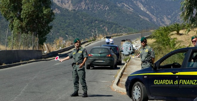 La Policía italiana custodia una de las entradas de San Luca. - AFP