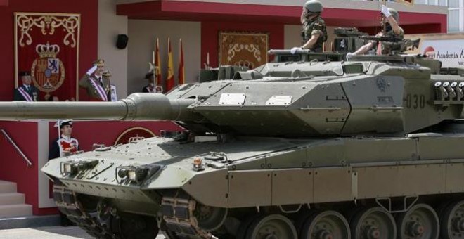 Un carro de combate Leopard durante el desfile de las Fuerzas Armadas, uno de los Programas Especiales de Armamento de mayor coste que se han financiado con créditos extraordinarios. Pepe Zamora (EFE)