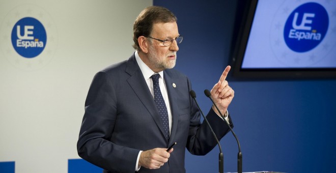 El presidente del Gobierno, Mariano Rajoy, durante la rueda de prensa ofrecida en Bruselas, tras asistir a la reunión del Consejo Europeo. EFE/Horst Wagner