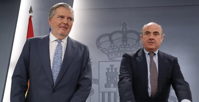 El ministro de Economía, Luis de Guindos, y el portavoz del Gobierno y ministro de Educación, Íñigo Méndez de Vigo, durante la rueda de prensa posterior al Consejo de Ministros.EFE/ÁNGEL DÍAZ
