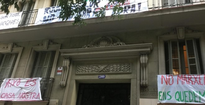 Hzabitants de l'edifici del carrer Roger de Flor, 209, de Barcelona, fan pública la seva voluntat de resistència