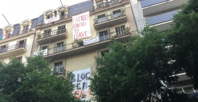 Habitants de l'edifici del carrer Bailén, 209, mantenen les pancartes a pesar d les pressions per a que les retirin