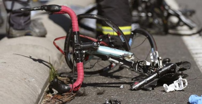 Restos de una bicicleta tras ser arrollada por un vehículo. EFE